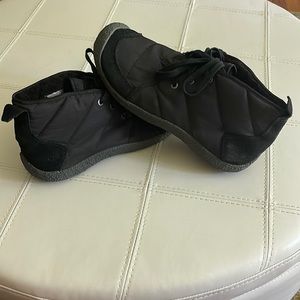 Keen Winter Boot/Women size 8 w/faux fur lining